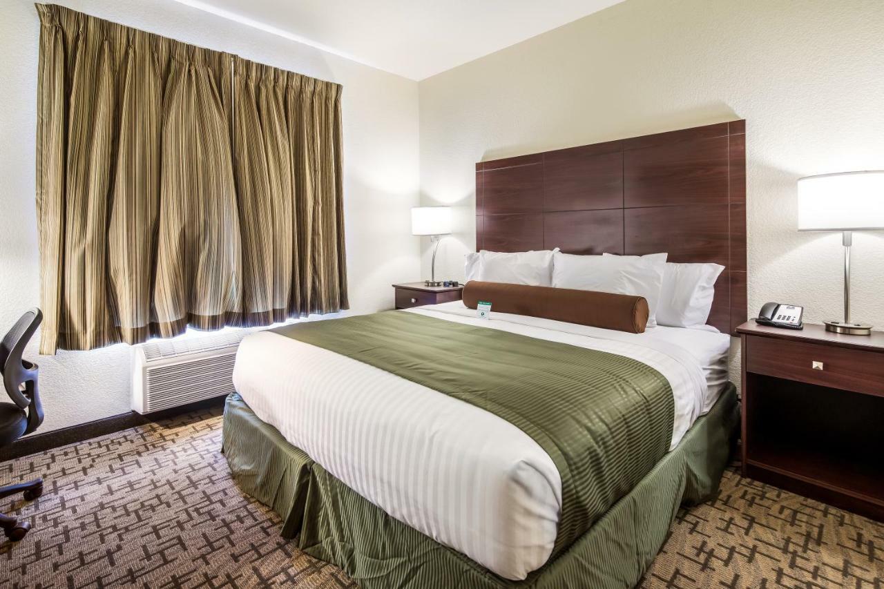 Cobblestone Hotel & Suites - Hutchinson Exteriör bild